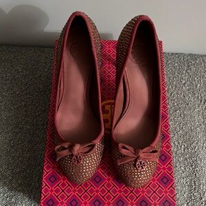 Authentic brand new in box dusty pink Tory Burch Phoenix studded pumps size 7